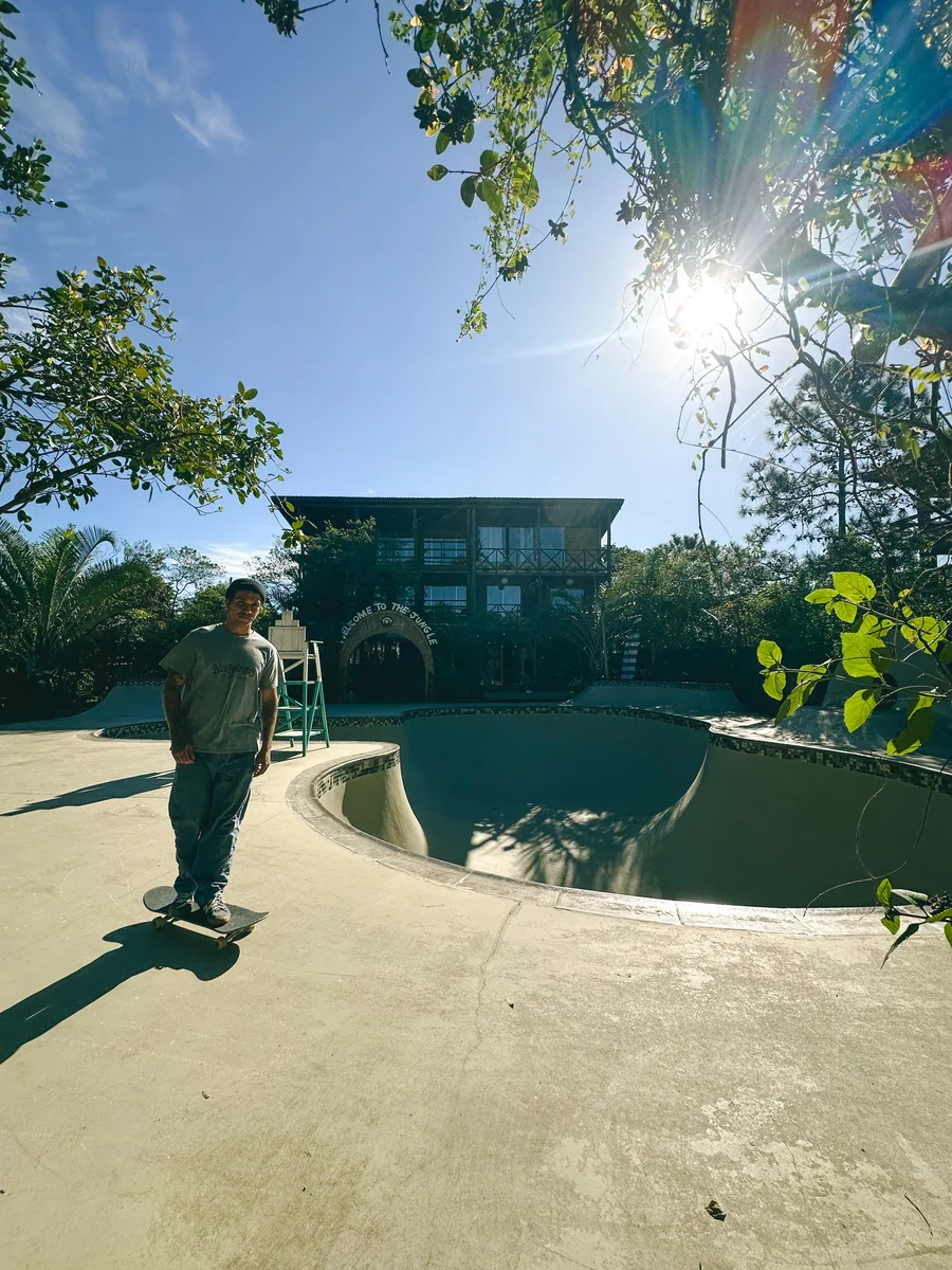 Nico Rodrigues andando de skate na Jungle Floripa, estúdio ao fundo