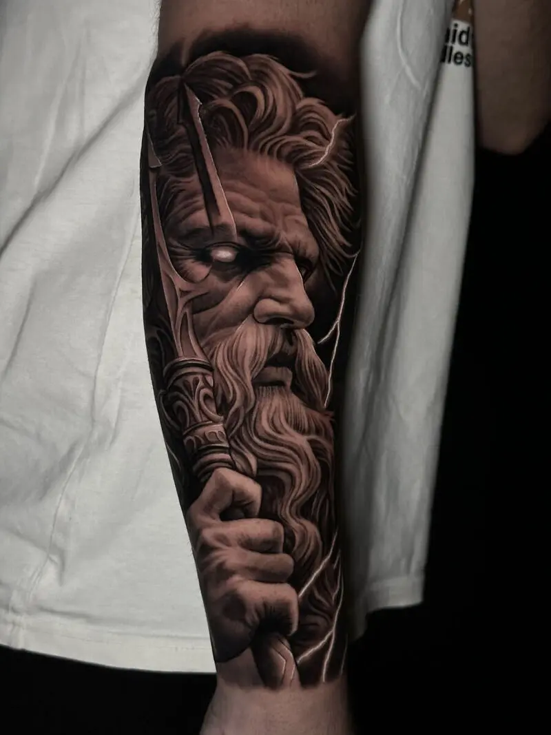 Tatuagem realista de rosto masculino, estilo estátua clássica, em preto e cinza