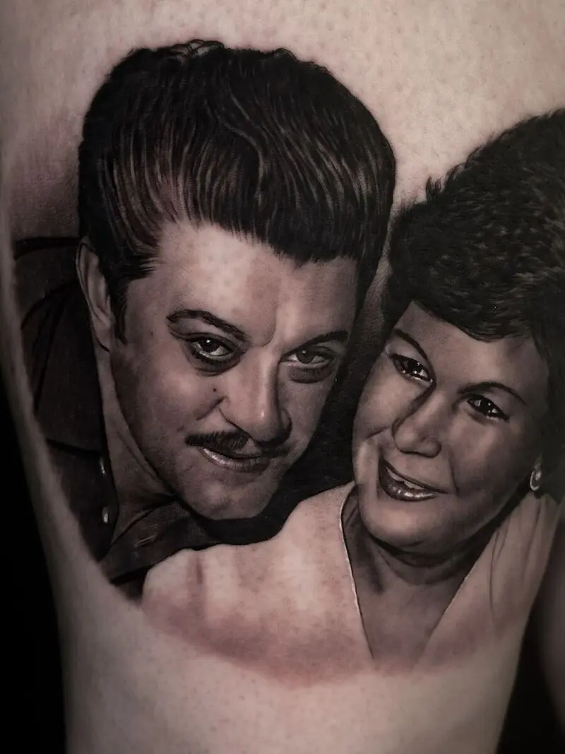 Portrait realista em preto e cinza de casal sorrindo