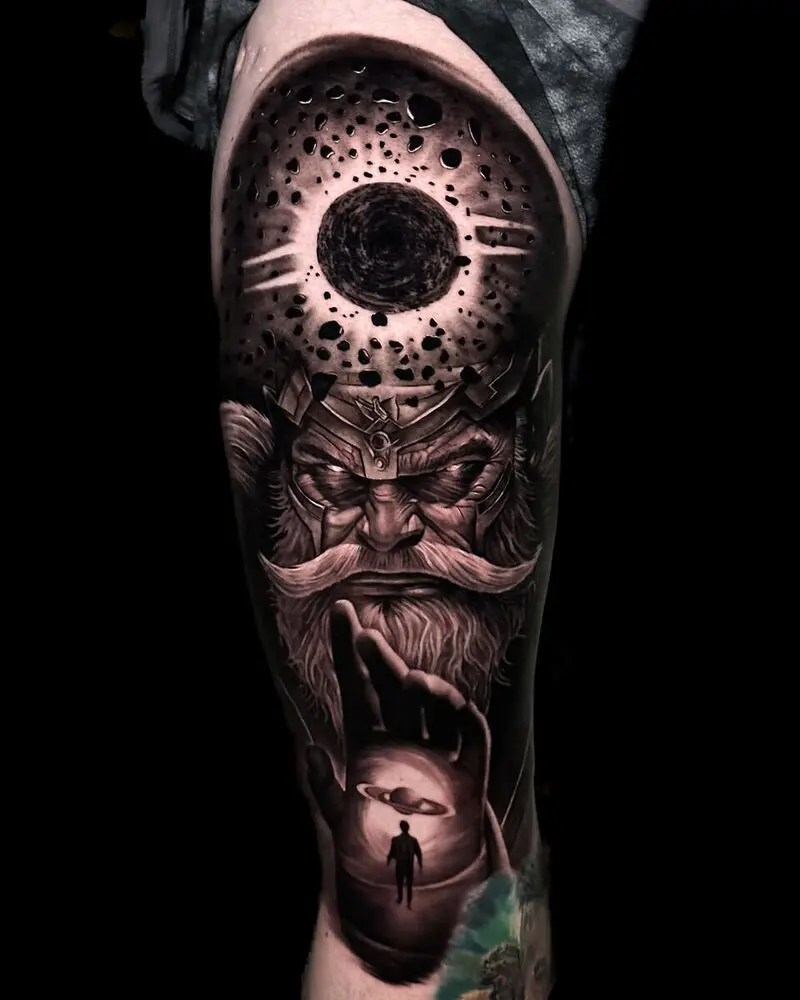 Tatuagem realista de mago cósmico segurando um planeta, preto e cinza