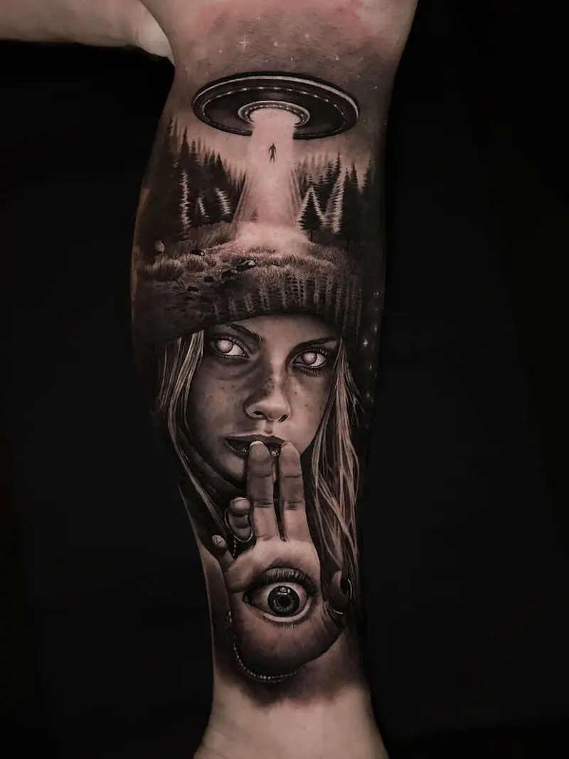 Tatuagem realista surrealista com rosto feminino e nave alienígena, preto e cinza