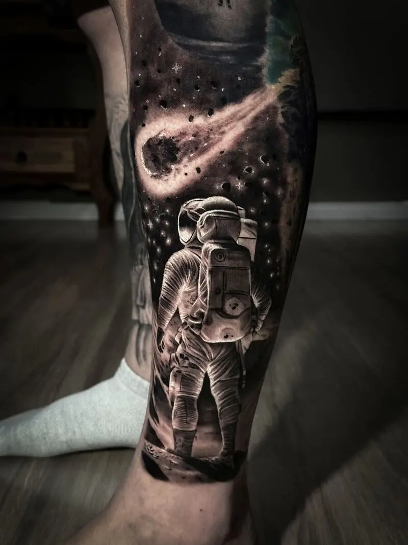 Tatuagem realista de astronauta no espaço, preto e cinza