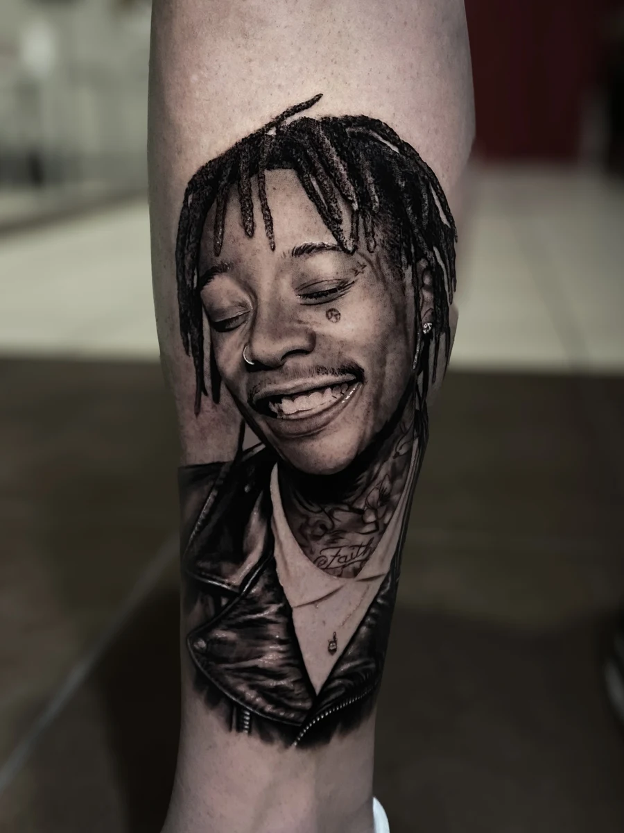 Portrait realista em preto e cinza de rosto sorrindo com dreadlocks