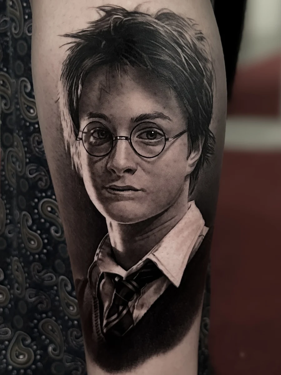 Portrait realista de jovem bruxo com óculos, estilo cinematográfico, preto e cinza