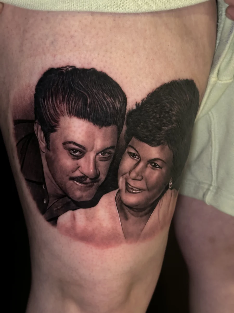 Portrait realista de casal em coxa, preto e cinza