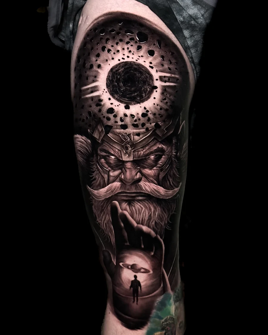 Tatuagem realista de mago cósmico segurando um planeta em coxa, preto e cinza